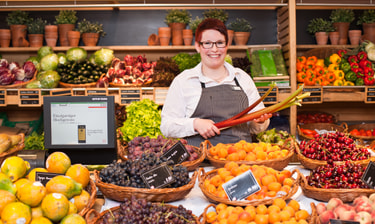 Apprendista con verdura e frutta Apprendista con verdura e frutta